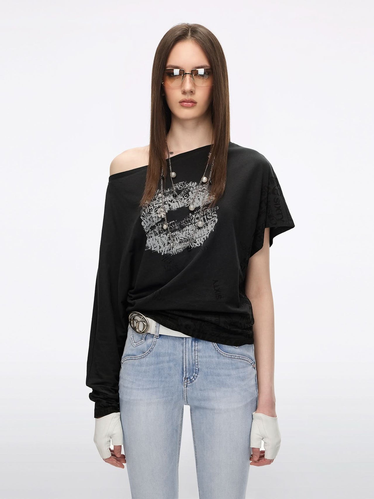 Asymmetric Sleeve Lip-Print T-Shirt