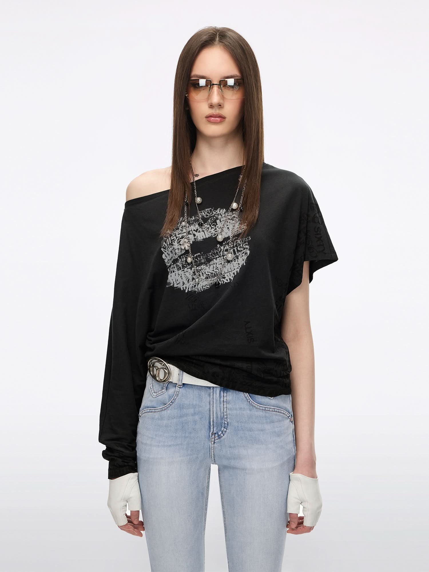 Asymmetric Sleeve Lip-Print T-Shirt