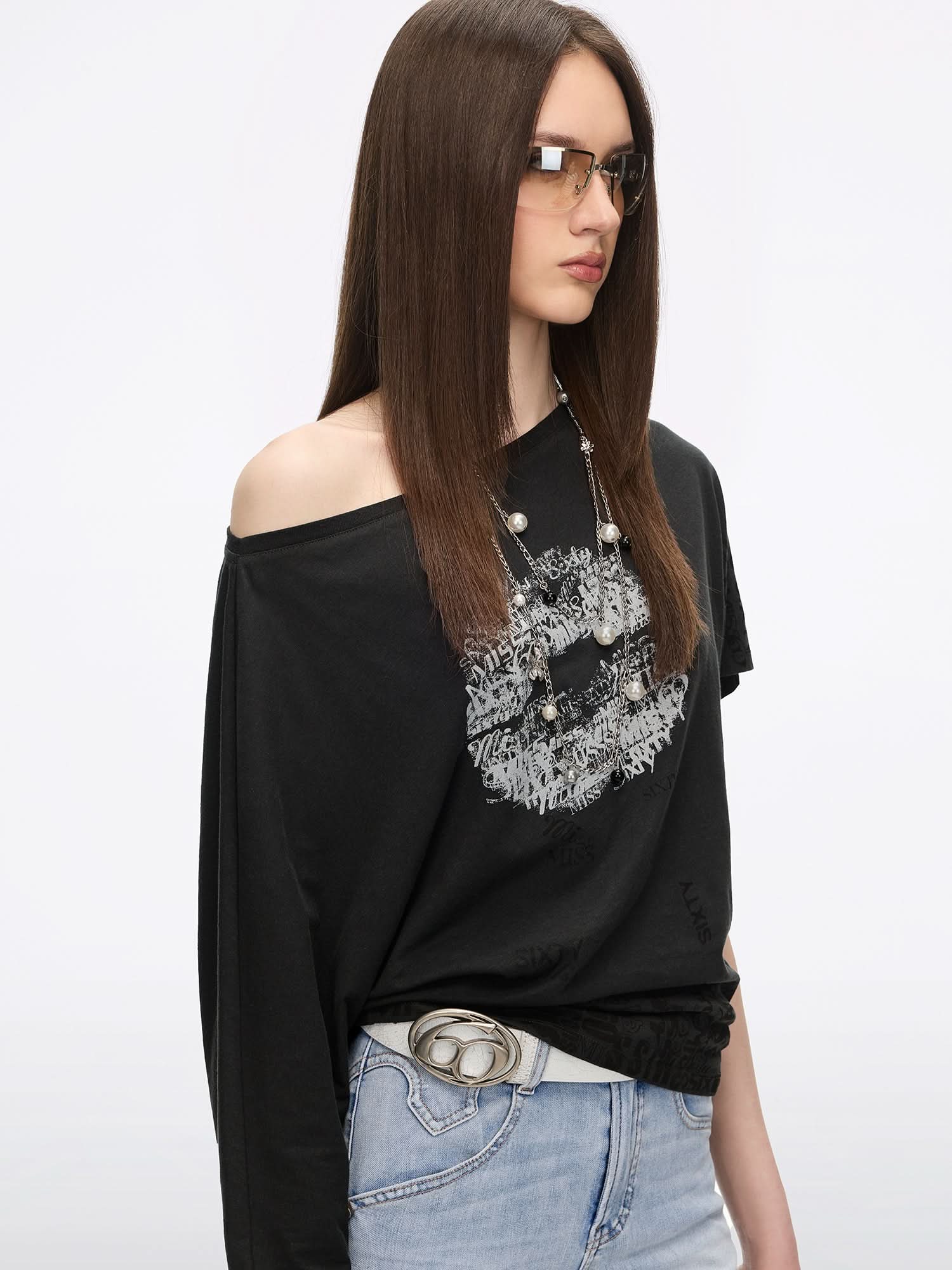 Asymmetric Sleeve Lip-Print T-Shirt